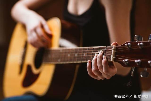 新手怎么开始学吉他，分解和弦、扫弦、切音、拍弦、连音