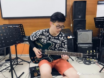 手指是吉他手最灵活也最脆弱的一个部分
