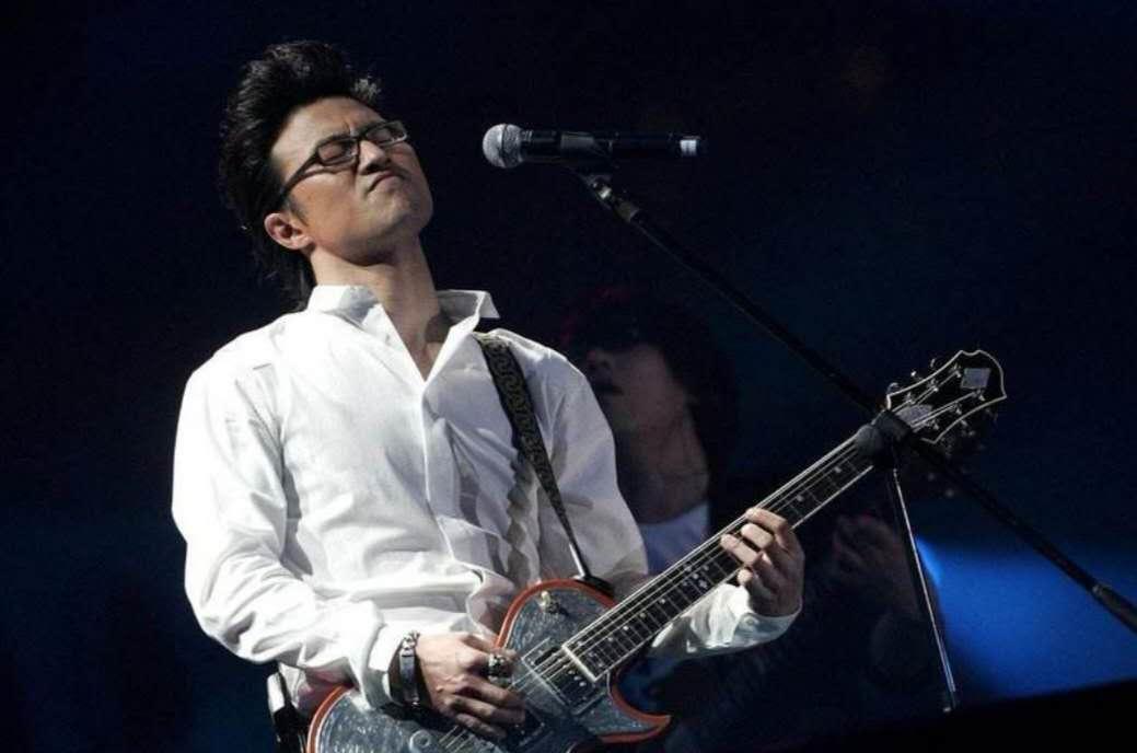 《啦啦啦》  汪峰词曲、演唱 吉他弹唱六线谱