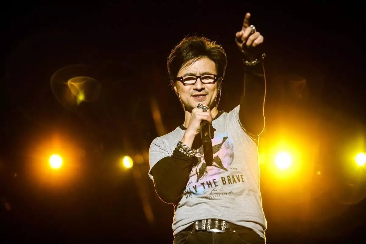 《长安街上》  汪峰词曲、演唱 吉他弹唱六线谱
