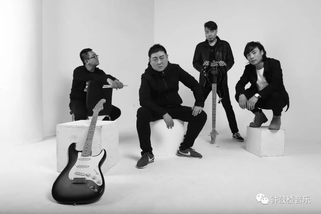 在希望的田野上-青蛙乐队 主音、伴奏吉他贝斯 芙客鱼制谱