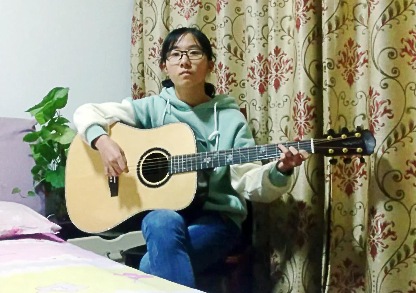 《欢乐颂》小王同学刚开始学琴第一首双声部的练习曲