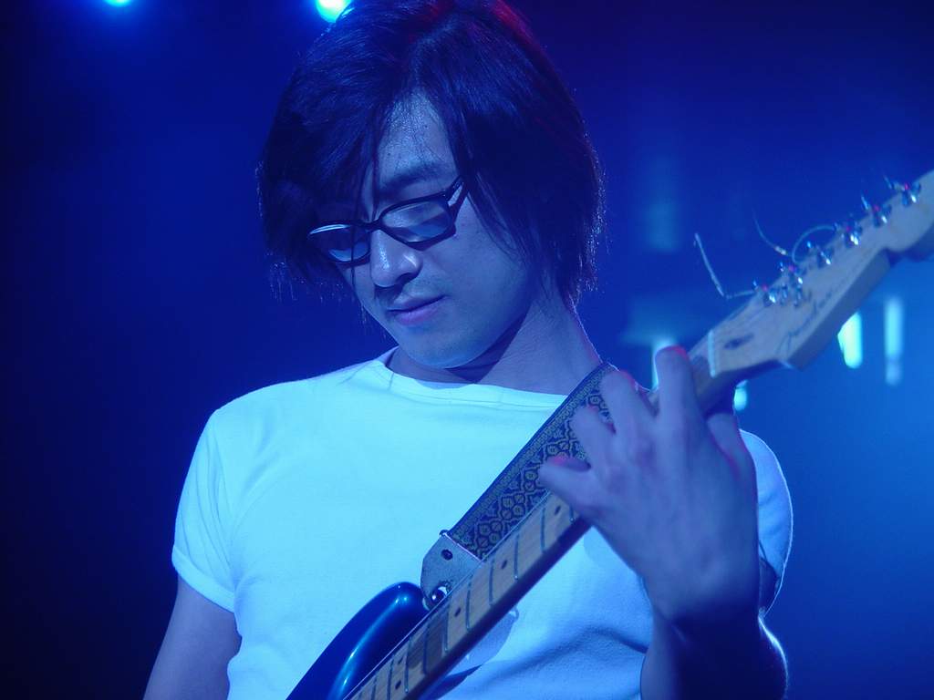 《硬币》  汪峰词曲、演唱 吉他弹唱六线谱
