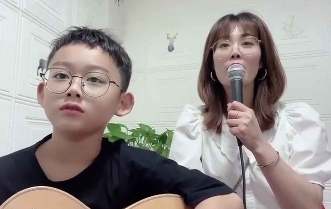 可爱的小二学生小林和他妈妈弹唱《送别》