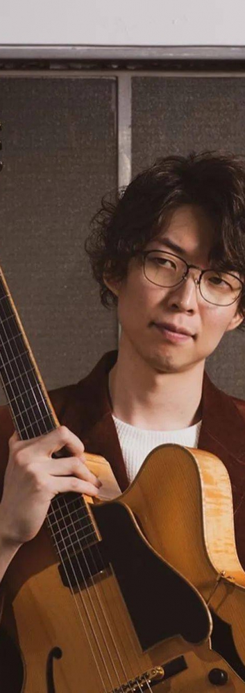 在弹奏吉他时，当下应该反应的是音阶还是和弦的琶音
