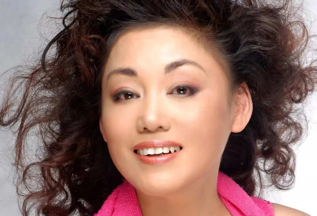 中国著名女高音歌唱家，“百变歌后”胡晓晴教唱歌
