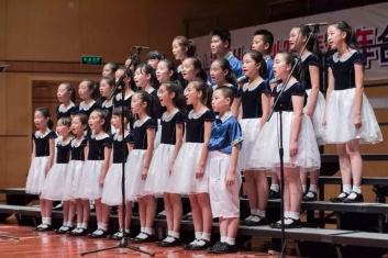 如何提高低年级小学生歌唱时把握音准，让声音变得更好听