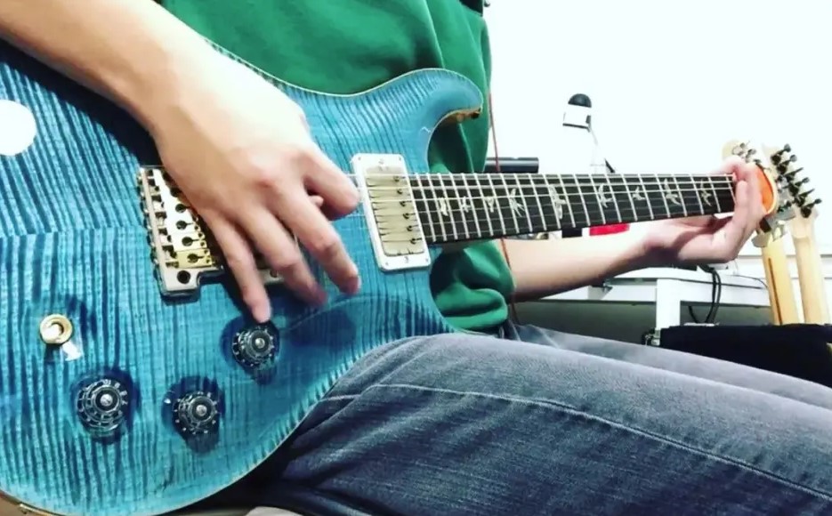 如何减少弹奏电吉他时产生的噪音？