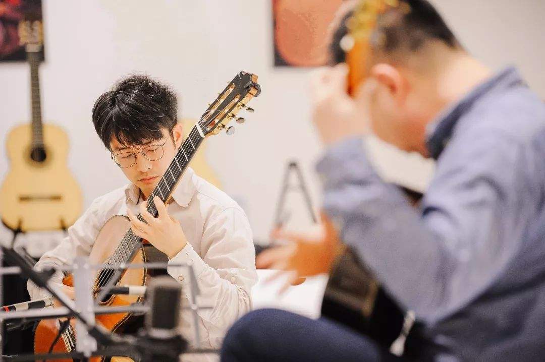 什么是吉他滑音 学习滑音的要点是什么